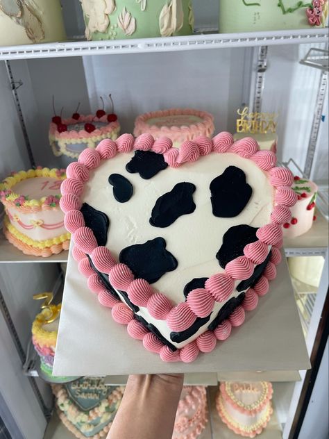 Cake pastel de tematica space cowboy cowgirl Cowgirl Bday Party Ideas, Space Cowgirl Cake, Space Cowgirl Party, Cow Print Cakes, Japanese Core, Cow Birthday Cake, Cow Print Birthday, Cowgirl Cake, Cowboy Themed Birthday Party