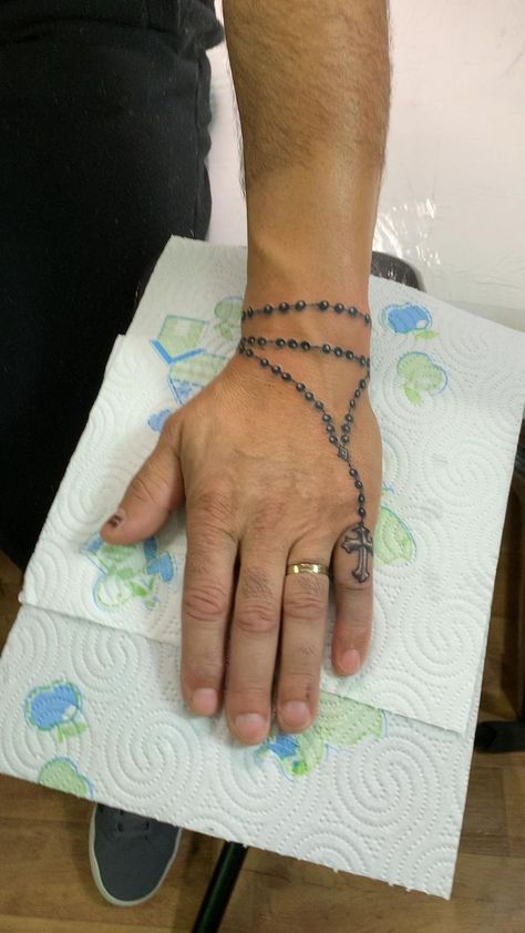 Rosary With Names Tattoo, Creative Tattoos Ideas, Rosario Tattoo Design, Rosary Hand Tattoo, Rosary Tattoo Design, Guys Hand Tattoos, Tattoos For Guys Hand, Rosary Tattoo On Hand, Name Tattoo On Hand