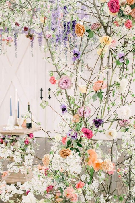 Floral wedding ceremony decor | Gorgeous Wildflower Wedding Inspiration - Perfete