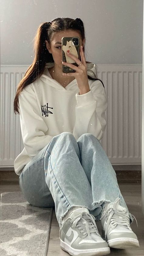 Dunks Inspo Outfits, White Stussy Hoodie Outfit, Off White Hoodie Outfit, Nike Girl Aesthetic, Nike Dunk Fits, Air Force 1 Outfit Aesthetic, White Nike Dunks Outfit, Grey Fog Dunks Outfit, Girls Hoodie Outfit