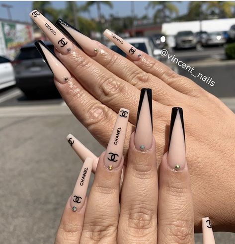 Fierce Nails, Matte Green Nails, Metallic Nails Design, Lime Green Nails, Gucci Nails, Designer Nails, Chanel Nails, Blue Acrylic Nails, Chanel Design