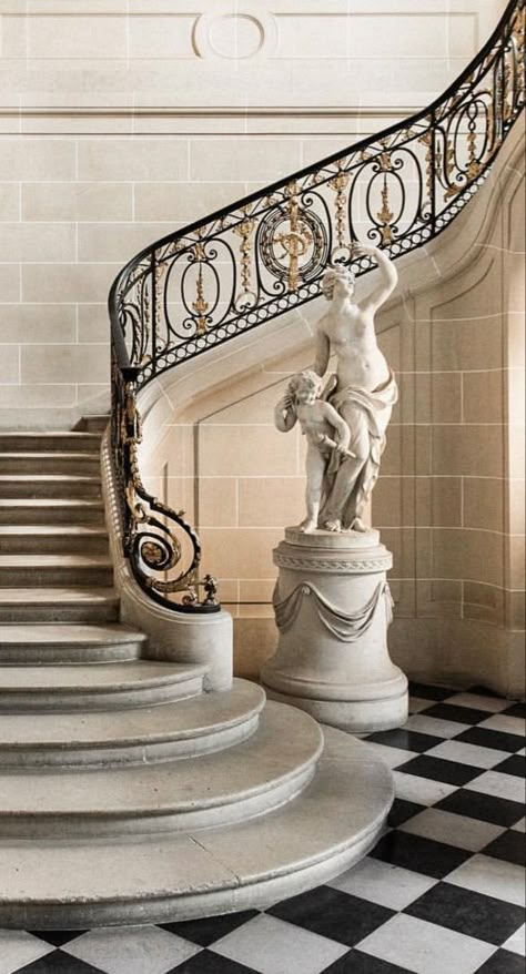 Elegant Staircase Grand Entrance, Grand Staircase Entrance, French Staircase, Italian Style House, Grand Mansion, Luxury Staircase, Marble Stairs, Italian Interior, Glam Living Room