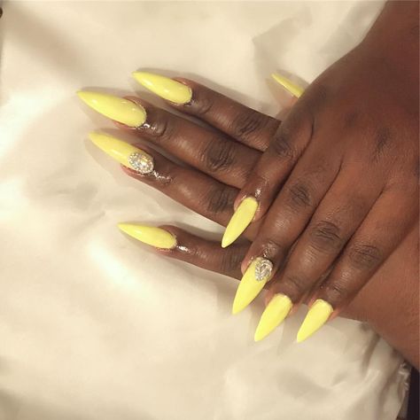 Light yellow stiletto nails #blackgirlnails #yellow Yellow Stilleto Nails, Yellow Stiletto Nails, Summer Stiletto Nails, Gold Stiletto Nails, Nail Cam, Matte Stiletto Nails, Red Stiletto Nails, Stiletto Nails Short, The Trend Spotter