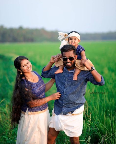 Onam Photoshoot Ideas Family, Onam Poses, Onam Photoshoot Ideas, Mother And Baby Images, Onam Special, Outdoor Family Photoshoot, Son Photo Ideas, Black Hd, Family Photoshoot Poses