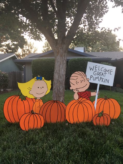 Linus and Lucy kn the pumpkin patch Sally Brown Peanuts, Welcome Great Pumpkin, Labu Halloween, Halloween Yard Signs, Halloween Yard Art, Dekorasi Halloween, Great Pumpkin Charlie Brown, It's The Great Pumpkin, Peanuts Halloween