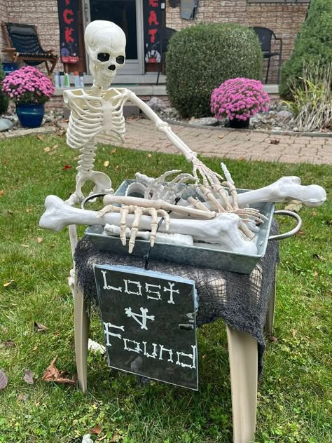 Diy Halloween Graveyard, Skeleton Ideas, Diy Halloween Dekoration, Fun Diy Halloween Decorations, Scary Halloween Decorations Outdoor, Dekorasi Halloween, Halloween Skeleton Decorations, Halloween Diy Outdoor, Halloween Outside