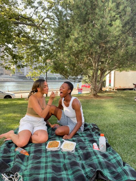 Queer Date Ideas, Lesbian Date Night Aesthetic, Couple Picnic Date, Lesbian Date Night, Lesbian Date Ideas, Wlw Date Ideas, Queer Relationship, Wlw Date, Photo Shoot Couple