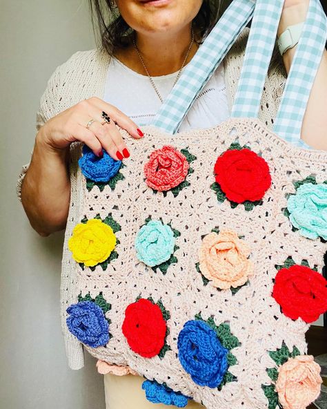 🌸Happy week everyone!! Just me here saying hello with this cute flower granny square bag I finished last week!! . To make the granny square flowers I used the Rose Garden jacket pattern from @tscrochetdesign (Next project I am trying is the jacket!!). . For the lining I used a sage checkers cotton fabric and kind of improvised but I made a tutorial available on my Youtube channel if you want to sew how I did it!! . The bag is available on Etsy if you are interested, let me know in the comm... Flower Granny Square Bag, Granny Square Flowers, Flower Granny Square Crochet, Flower Granny Square Pattern, Crochet Flower Granny Square, Granny Square Crochet Bag, Square Crochet Bag, Flower Granny Square, Saying Hello