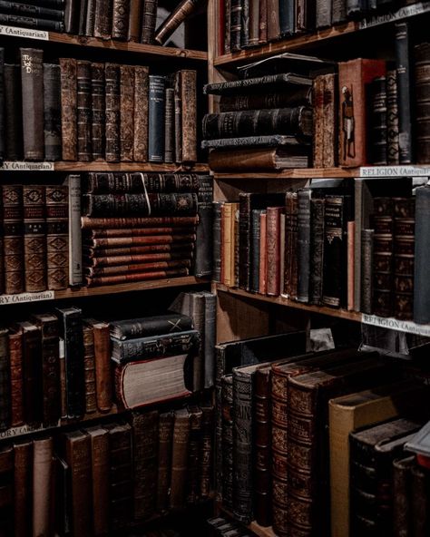 Vintage Books Aesthetic, Dark Victorian Aesthetic, Dusty Books, Bookstore Design, Bookshelf Aesthetic, Home Library Rooms, Detective Aesthetic, Scotland Edinburgh, Bookstore Cafe