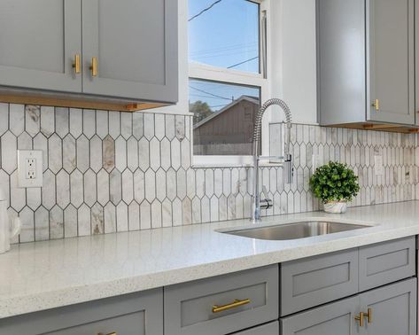 A classic material in a 👌 shape! Our Bianco Orion Picket Marble Mosaic is the perfect backdrop for this kitchen by @eilersrealestate.  More… Kitchen Repaint, Bianco Orion, Ada Kitchen, Kitchen 2022, White Marble Mosaic, Traditional Chic, Kitchen Backsplash Designs, Backsplash Designs, Rv Remodel