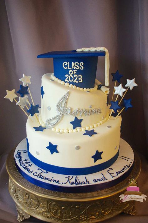 Simple Graduation Cakes, High School Graduation Cakes, Graduation Cake Designs, Graduation Party Desserts, Graduation Treats, Graduation Party Backdrops, Graduation Food, Graduation Desserts, Backyard Graduation Party