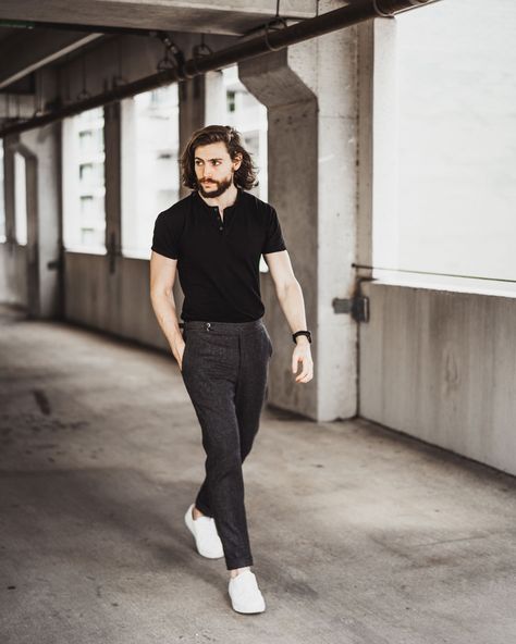 How do you create an elevated casual look that’s effortlessly cool AND incredibly comfortable? Funny you should ask… Leather Sneakers Outfit, Linen Dress Pants, Mens Smart Casual Outfits, Smart Casual Wardrobe, Elevated Casual, Smart Casual Men, Mens Casual Outfits Summer, Henley Shirt Men, Fashion Goals