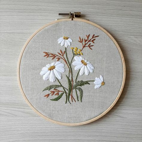 Hand Embroidery Beginner, Scissors Drawing, Embroidery Beginner, Photo Embroidery, Cottagecore Room Decor, Linen Embroidery, Dmc Embroidery, Hoop Embroidery, Hand Embroidery Projects