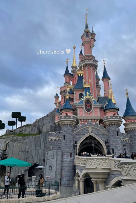 Disneyland Los Angeles Aesthetic, Disney California Adventure Aesthetic, Disneyland Paris Photography, Disneyland Paris Aesthetic, Disneyland Wallpaper, Disney Poses, Travel Instagram Ideas, Los Angeles Aesthetic, Disneyland Photos