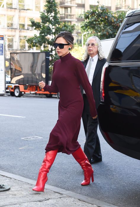 Viktoria Beckham, Victoria Beckham Collection, Victoria Beckham Outfits, Victoria Beckham Style, Burgundy Outfit, Looks Street Style, Red Boots, Outfit Trends, 가을 패션