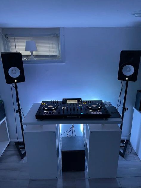 Small Dj Setup, Dj Studio Room Ideas, Dj Studio, Dj Table, Home Recording Studio Setup, Recording Studio Setup, Dj House, Dj Room, Home Music Rooms