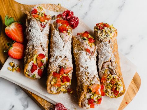 Strawberry Cannoli, Pistachio Cannoli, Cannoli Dessert, Cannoli Desserts, Funnel Cake Bites, Strawberry Pistachio, Berry Desserts, Strawberries And Raspberries, Cannoli Filling