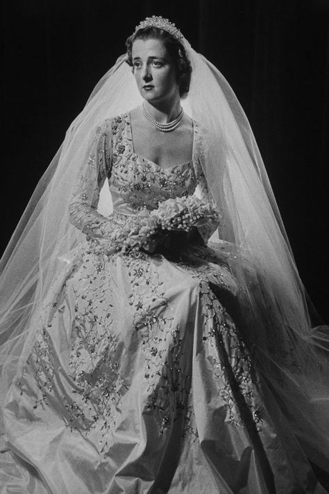 Chic Vintage Bride, Earl Spencer, Lady Sarah Chatto, John Spencer, Dj Wedding, Interracial Wedding, Vintage Brides, Vintage Wedding Photos, Royal Wedding Dress