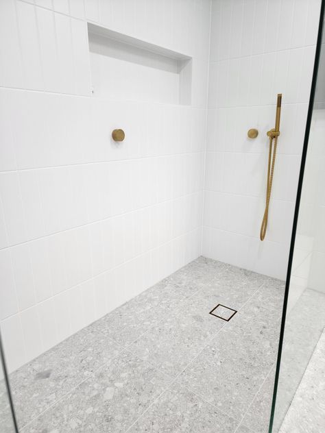 White Long Tiles Bathroom, Bathroom Tiles Terrazzo, Vertical Tile Bathroom Wall, White Floor Bathroom, Bathroom Terrazzo Floor, White Terrazzo Bathroom, Coastal Shower Tile Ideas, Bathroom Terrazzo, White Shower Tile