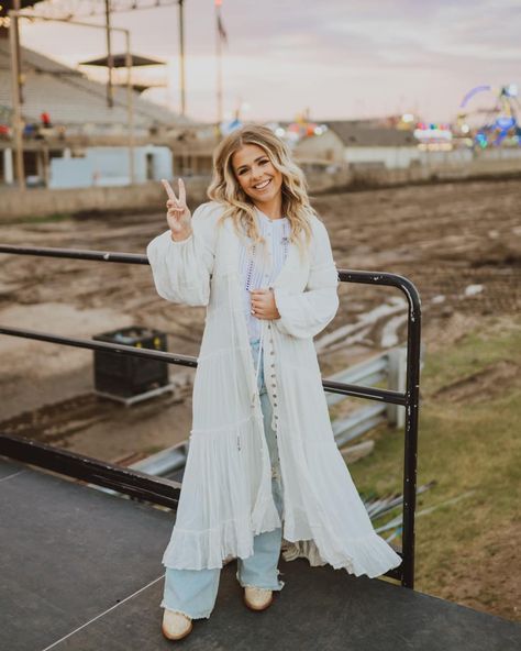 Anne Wilson Style, Laney Wilson Inspired Outfits, Anne Wilson Outfits, Anne Wilson Aesthetic, Lainey Wilson Jeans, Kari Jobe Style, My Jesus Anne Wilson Shirt, Lainey Wilson Videos, Annie Wilson