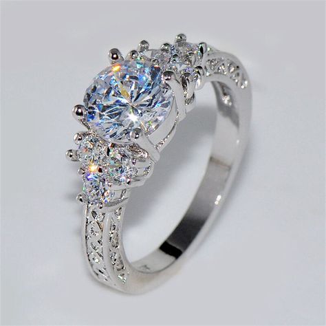 Découvrez cette bague de fiançailles en cristal ! Cette bague de fiançailles vintage en diamant est le cadeau parfait pour votre âme sœur. Fabriquée à partir de matériaux de qualité, elle est ornée des magnifiques cristaux. Le design élégant et intemporel ajoute une touche romantique à sa beauté exceptionnelle. Que vous recherchiez un bijou traditionnel ou audacieux, cette bague offre un style unique qui symbolise l'amour à jamais et fera une déclaration remarquable le jour des fiançailles. Mati Glamour Vintage, Sapphire Wedding Rings, Wedding Rings Round, Engagement Rings For Women, Colored Engagement Rings, Engagement Ring Shapes, Sapphire Wedding, Anniversary Jewelry, Wedding Bridal Jewellery