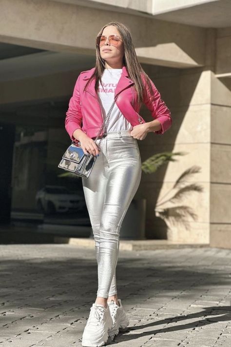 Look con leggins  en color plateados y chamarra  en color rosa Metallic Pants Outfit, Metal Outfit, Eclectic Outfits, Silver Pants, Leather Jacket Outfits, Summer Style Casual, Blazer Outfits, Fall Fashion Outfits, Office Outfits