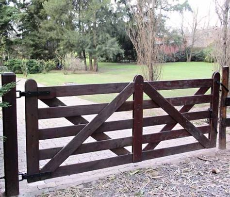 want these to replace my old rusty farm gates! Farmhouse Driveway Gate, Ranch Driveway, Wooden Gate Designs, Farm Gates, Wooden Fence Gate, Gate Pictures, Tor Design, Diy Driveway, Garden Driveway