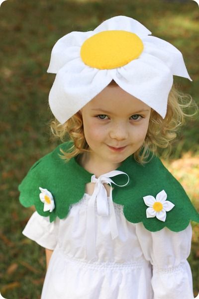 Daisy Halloween Costume. DIY Flower Costume for girls. Easy to sew costume with free flower headband tutorial. Diy Flower Costume, Daisy Costume Flower, Flower Costume Diy, Carnaval Kids, Costume Fleur, Flower Costume Kids, Daisy Costume, Spring Costume, Diy Fantasia