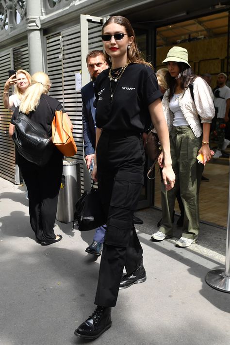 Gigi Hadid's Cargo Pants Are A Must-Have Staple For Summer Black Cargo Pants Aesthetic, Cargo Pants Outfit Aesthetic, Cargo Pants Outfit Street Style, Black Cargo Pants Outfit, Outfit Nero, Olive Green Cargo Pants, Black Pants Outfit, Cargo Outfit, Look Grunge