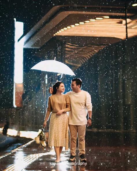 Night Prewedding Photography, Preshoot Ideas, Pose Prewedding, City Lights At Night, Photoshoot Outdoor, Pre Wedding Photoshoot Outfit, Pre Wedding Shoot Ideas, Pre Wedding Photoshoot Outdoor, City Light