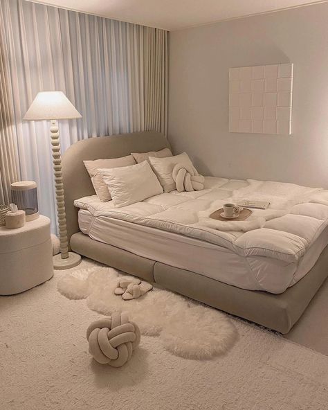 All White Room Bedroom, Simple Cute Bedroom, Simple Bedroom Inspirations, Calming Bedroom Ideas Inspiration, Minimalist Cozy Bedroom, Cozy Beige Bedroom, Small Room Decor Bedroom, Minimalist Bedroom Modern, White Room Decor Bedroom