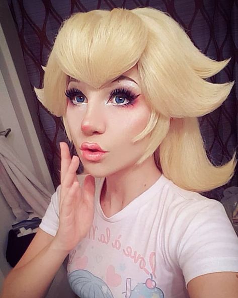 Yikes, its GONNA BE MAY! Which means Momocon is right around the corner! Which means I gotta get my act together and finish Peach!!!!!!… Princess Peach Makeup, Princesa Peach Cosplay, Peach Makeup Look, Princess Peach Cosplay, Mario Cosplay, Peach Cosplay, Peach Costume, Nintendo Princess, Homemade Dress