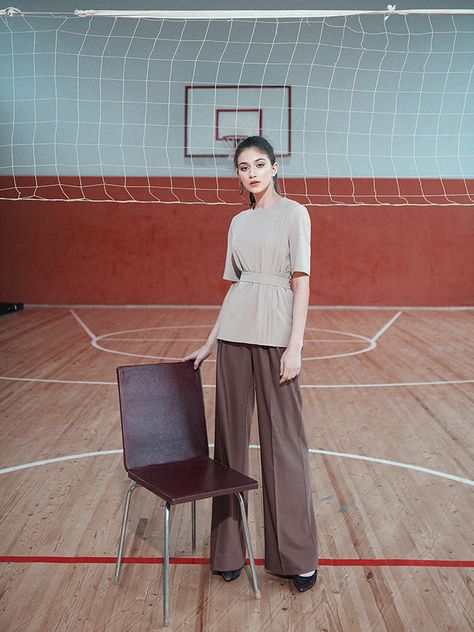 Lookbook Ideas Photography, Basketball Editorial Fashion, Basketball Fashion Photography, Locker Room Photoshoot, Reebok Campaign, Back To School Editorial, School Photoshoot Ideas, Activewear Campaign, Gym Photoshoot Women