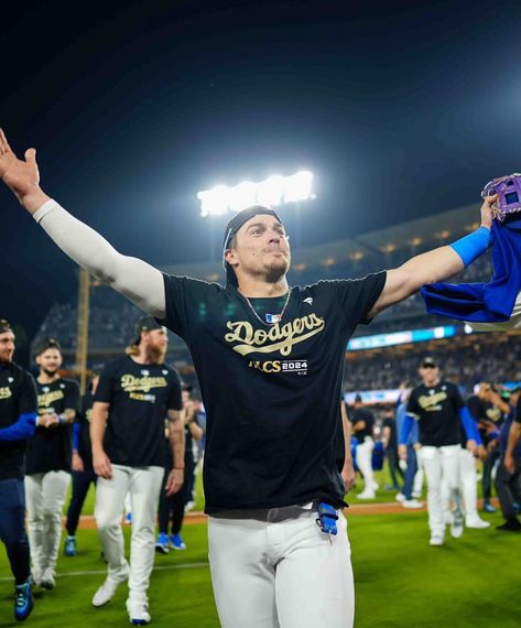 Enrique Hernandez Dodgers, Anthony Banda Dodgers, Kiki Hernandez, Dodgers Aesthetic, Dodgers Wallpaper, Dodgers Players, Insta Pfp, Dodgers Nation, Guy Pics