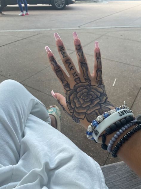 Follow 𝘾𝙖𝙧𝙚𝙏𝙞𝙣𝙜𝙨 ♡ On Instagram! 🦋 Hand Tattoos Cute, Hand Tattoos Sleeve, Best Tattoo Designs For Men, Baddie Tattoos, Tattoo Homme, Meaningful Tattoo Ideas, Tattoos Cute, Cute Henna Designs, Cute Henna Tattoos