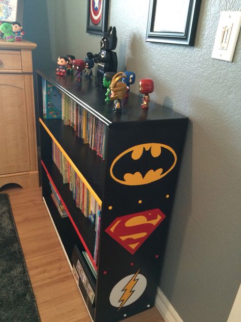 Superhero bookshelf Batman Themed Bedroom, Boys Superhero Bedroom, Batman Room, Makeup Scary, Superhero Bedroom, Superhero Room, Facepainting Ideas, Boy Bedroom, Big Boy Room