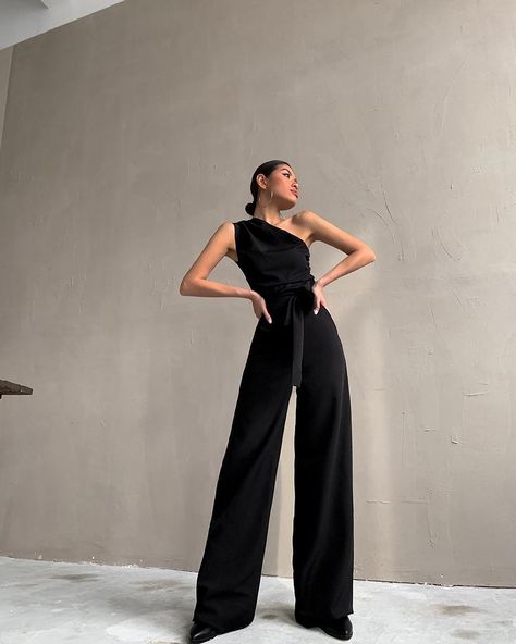 How To Pose In A Jumpsuit For Pictures, Photo Poses In Jumpsuit, Jumpsuit Outfit Poses, Jumpsuit Photoshoot Poses, Jumpsuit Poses Photography, Poses In Jumpsuit For Instagram, Poses For Jumpsuit, Model Photoshoot Poses Dresses, Black Jumpsuit Photoshoot