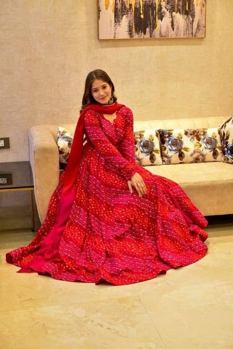 Dresses Design Pakistani, Red Suit Design, Red Party Dresses, Red Dress Design, Simple Suits, Party Wear Frocks, Ethnic Suit, Bandhani Dress, Long Gown Design