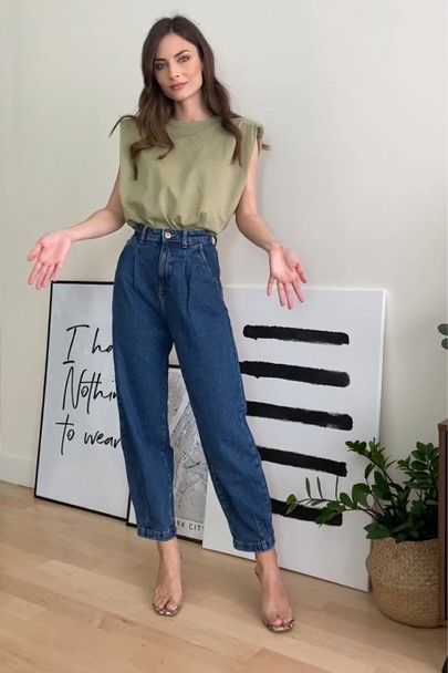 Paper Bag Jeans Outfit Winter, Balloon Leg Jeans Outfit, How To Style Mom Jeans Summer, How To Wear Balloon Jeans, How To Style Balloon Jeans, Balloon Jeans Outfit Summer, Balloon Jeans Outfit Winter, Style Balloon Jeans, Paper Bag Jeans Outfit