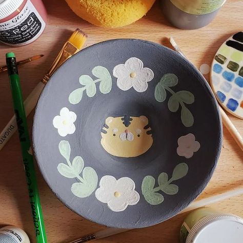 Painting On Clay Pottery, Cat Bowl Pottery Painting, Kawaii Pottery Painting Ideas, Ceramic Painting Bowls, Cute Ceramic Bowl Ideas, Dog Bowl Painting Ideas, Clay Bowl Painting, Bowl Designs Ceramic, Things To Paint On Pottery