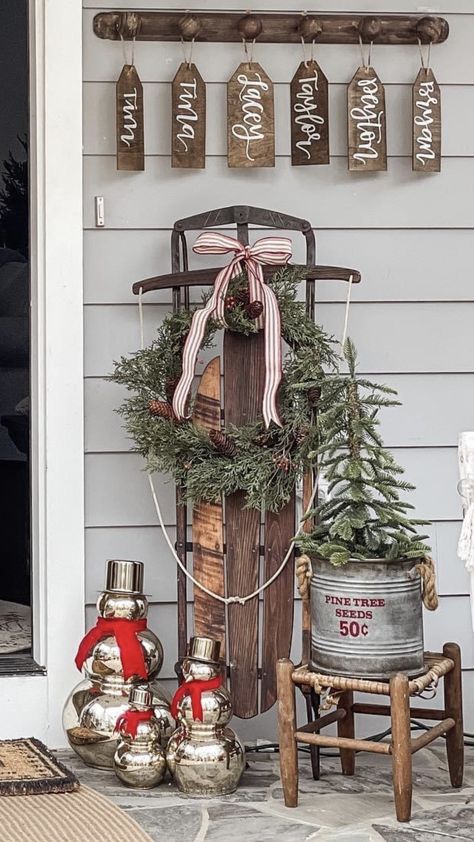 Antique Sled Christmas Decor, Farmhouse Christmas Porch Decor Ideas, Sled Christmas Decor Porch Ideas, Antique Sled Decor Ideas, Christmas Sled Decoration, Sled Decor, Christmas Sled, Winter Porch, Christmas Front Porch