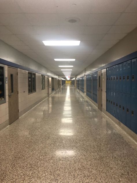 American School Aesthetic, Usa School, Dreamcore Aesthetic, Dream Vision Board, American School, Liminal Spaces, Background Ideas, School Building, American Life