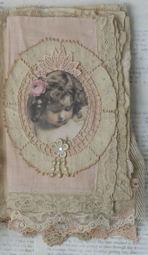 Mixed Media Fabric Collage, Manualidades Shabby Chic, Lace Journal, Diy Journals, Vintage Journals, Molduras Vintage, Fabric Journal, Fabric Books, Rasy Koni