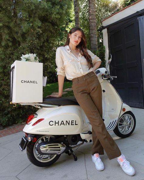 Jess Clements on Instagram: “Avec les compliments de CHANEL. New vlog unboxing this just went up on my YouTube! #linkinbio #chanelfragrance #giftfromchanel #welovecoco” Jess Clement, Jessica Clements, Jessica Clement, Chanel Fragrance, Flamboyant Natural, October 29, Go Up, Just Go, Celebrity Style