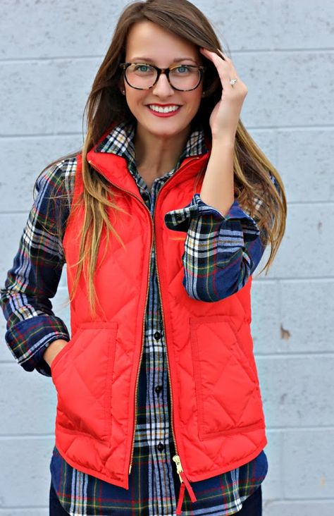 beauty & truth: flannel & a quilted vest Trendy Vest, Red Vest, Winter Mode, Sport Chic, Sleeveless Jacket, Brunettes, Looks Style, Mode Inspiration, Fall Winter Outfits