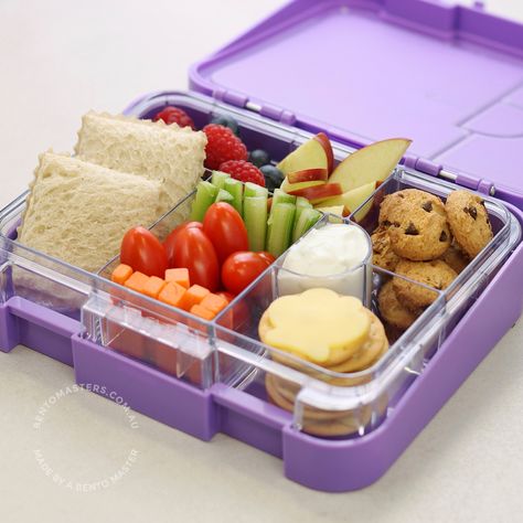 Sandwich Squares, Bento Boxes For Kids, Kosblik Idees, Crackers And Cheese, Tzatziki Dip, Sandwich Shapes, Baby Lunch, Lunch Box Idea, Kid Meals