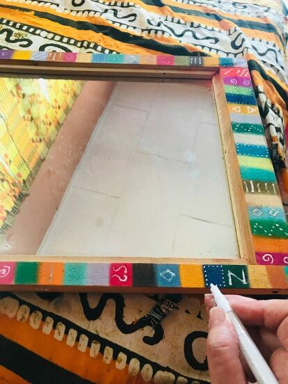 Colorful Mirror Frame, Upcycle Mirror Frame, Mirror Border Diy, Mirror Frame Painting Ideas, Mirror Makeover Diy, Chalk Paint Mirror, Painting Mirror Frames, Large Framed Mirrors, Upcycle Mirror