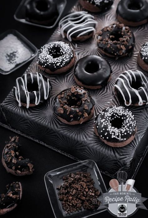 Black Donuts Aesthetic, Donat Aesthetic, Donat Glaze, Fried Donuts, Chocolate Glazed Donuts, Delicious Donuts, Chocolate Donuts, Funnel Cake, Baked Donuts