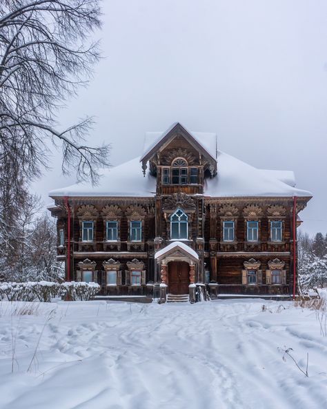 From Russia, About Russia — my-russia: Lesnoy Terem Astashovo Russian House Design, Russian Home Aesthetic, Russian House Interior, Alexander Volkov, Russian House, Red Russian, Storybook Homes, Russian Architecture, Rich Home