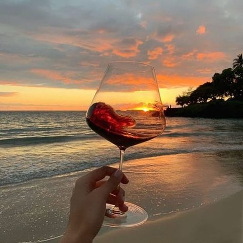 817 Me gusta, 18 comentarios - Yo Amo el Vino (@yoamoelvinomx) en Instagram: "Los días de sol con una copa de vino se disfrutan aun más. 😍🍷✨ . . . . . . . . . . . . . . . #wine…" Wine Photography, Very Nice Pic, Nice Pic, Alcohol Aesthetic, Wine Down, Picnic Date, Gold Aesthetic, Wine Art, Ocean Wallpaper